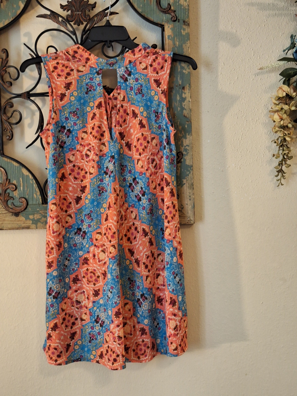 🔥🔥CLEARANCE Sleeveless Coral and Blue Printed Shift Dress with V-Notch. Medium - Picture 2 of 7